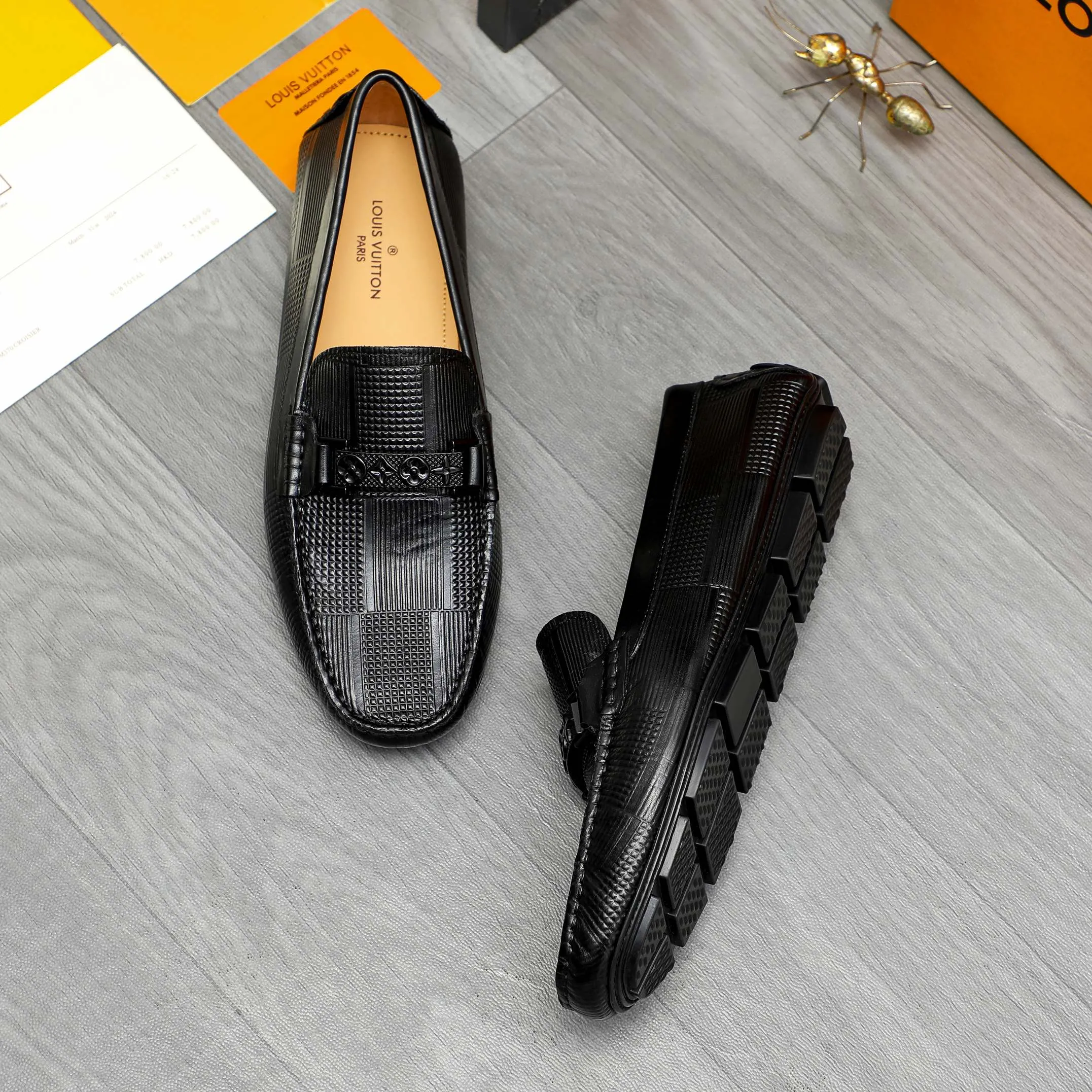 Men's shoes 💰380 Product trademark: LV "Louis Vuitton" casual slip-on shoes Regular size: 38-45 (45 is custom-made and non-returnable) Product materials: Selected embossed cowhide upper, pigskin lining, rubber outsole